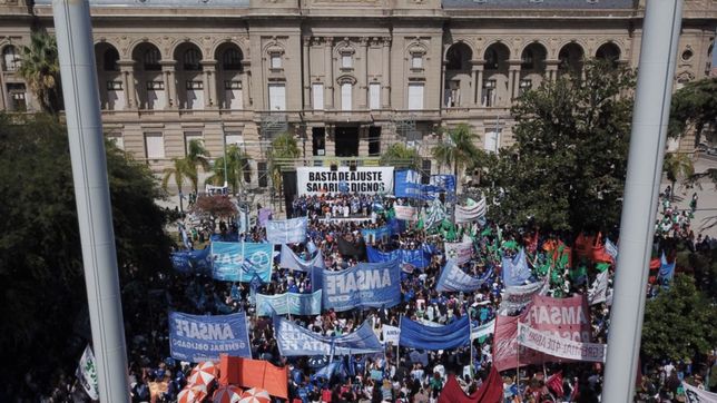 Marcha de docentes reclamando frente a Casa de Gobierno.