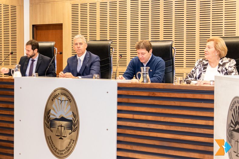En el centro de la foto, Gustavo Melella y el juez Ernesto &ldquo;Nen&eacute;&rdquo; L&ouml;ffler.