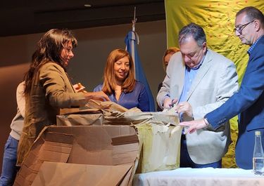 La gobernadora Arabela Carreras en la apertura de los pliegos licitatorios