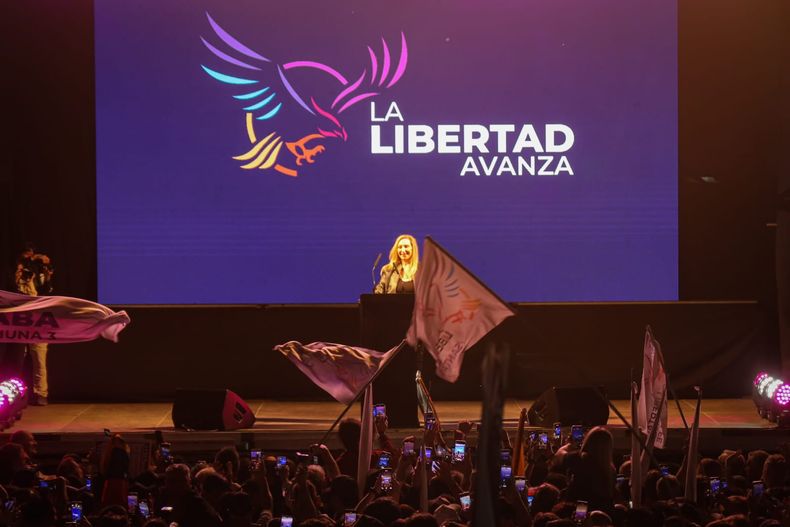 Karina Milei da un discurso en Parque Lezama. Karina Milei da un discurso en Parque Lezama.