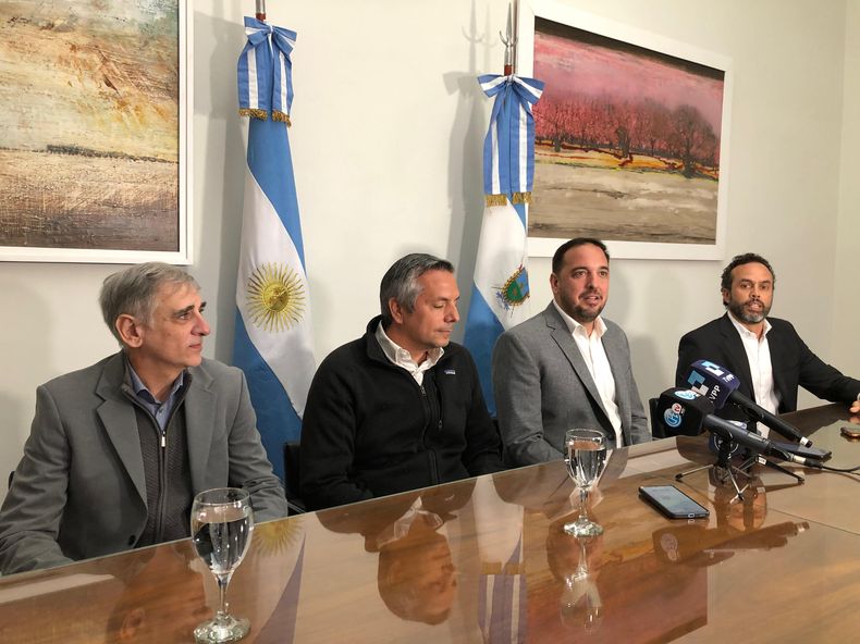 Di N&aacute;poli, durante su anuncio. A su izquierda, el gremialista Rodrigo Genoni; a su derecha, Francisco Zoroza, director de Asuntos Corporativos de Carrefour