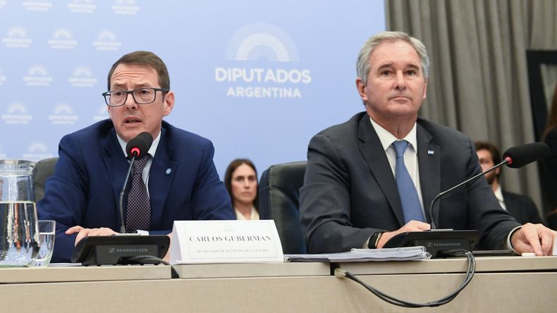 Carlos Guberman y Pablo Quirno, durante la reunión de la comsión de Presupuesto.&nbsp;
