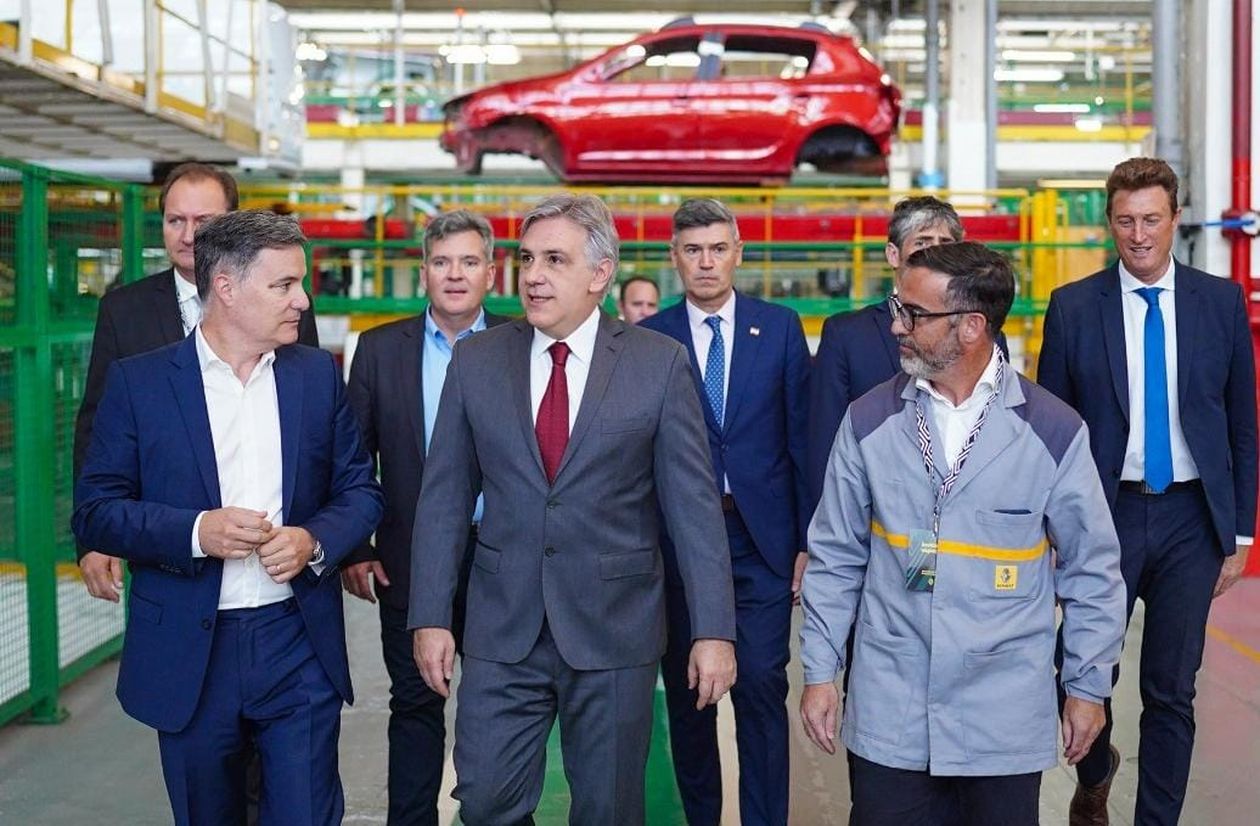 Martín Llaryora muestra juego con el sector privado: Renault anunció una inversión millonaria en Córdoba