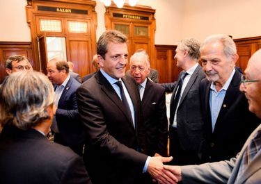 Zanahoria y garrote a la UIA: Massa agiliza importaciones, pero con más controles