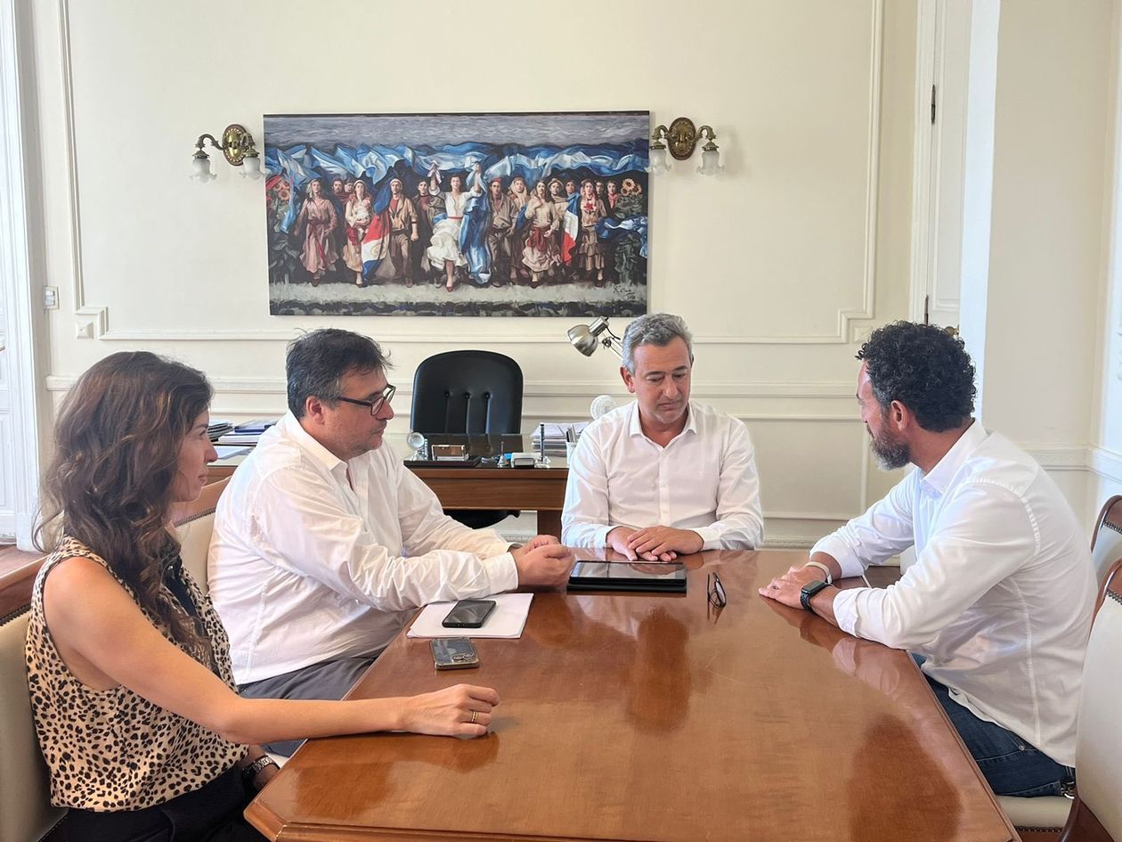 Pablo Javkin y el ministro de Gobierno Sebastián Chale recibieron en su despacho a Roberto Sukerman.
