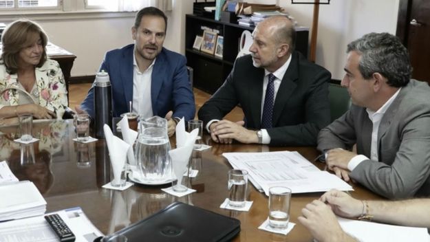 Contratistas de obras le reclaman a Perotti que les pague las deudas