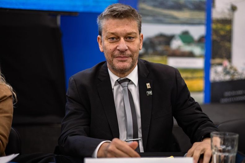 El rector de la Universidad Nacional de La Pampa asumió en 2018 y acumuló políticamente: en 2022 no tuvo rivales, hoy es presidente del CIN.