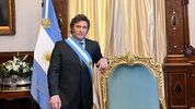 Javier Milei posa junto al sillón de Rivadavia (Foto N/A)