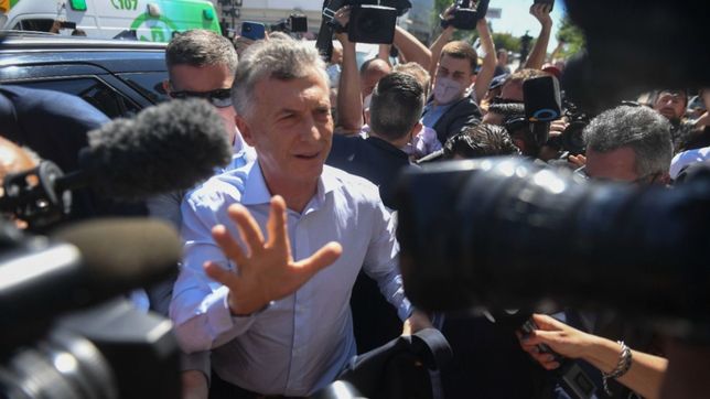 a lo cfk, macri se presenta en la justicia con marcha amarilla de respaldo