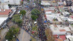 El último adiós al Indio Solari: hay más de 70 cuadras de fila para despedir al músico en Avellaneda