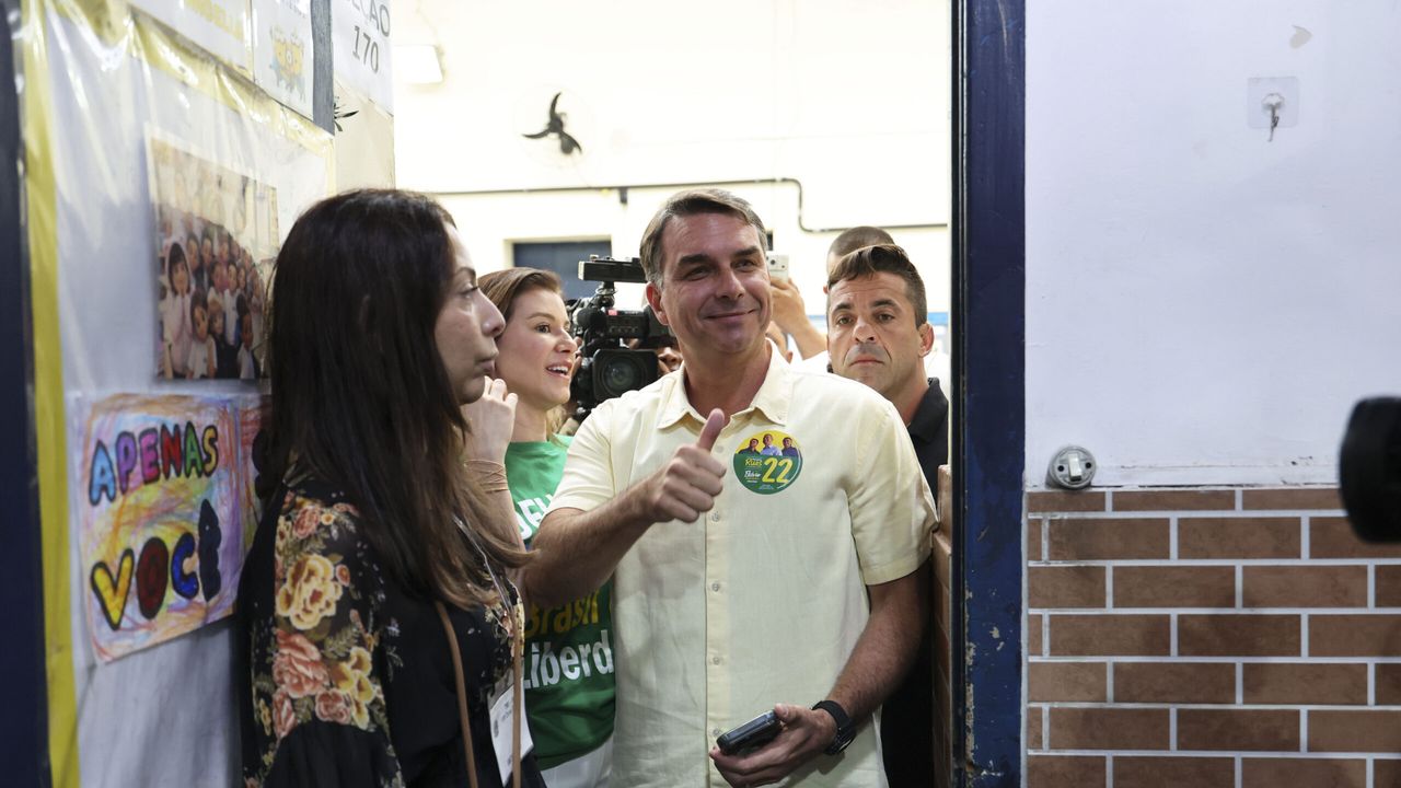 Flávio Bolsonaro consolida una ventaja inesperada sobre Lula, pero habría segunda vuelta.&nbsp;&nbsp;