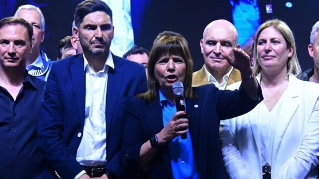 Patricia Bullrich, con Maximiliano Pullaro a sus espaldas.