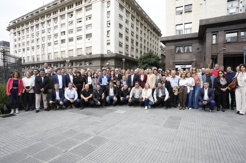 La foto de la FAM frente al Ministerio de Economía. 