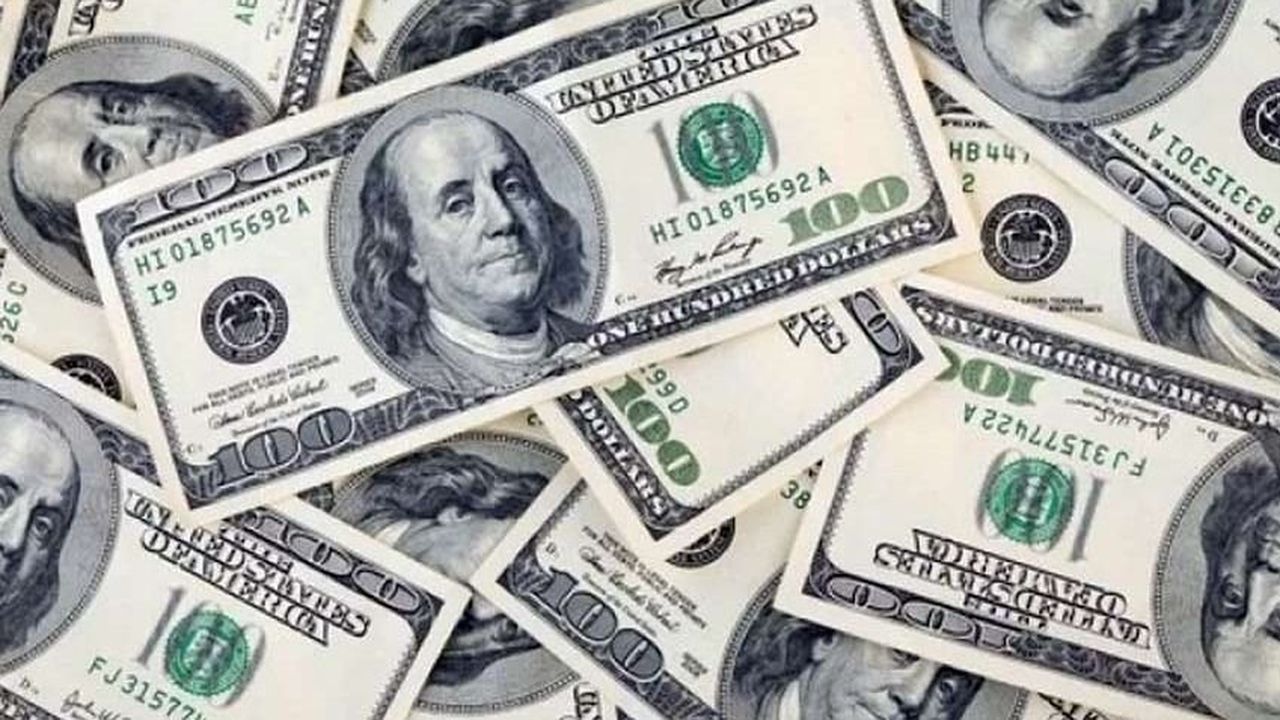 El dólar blue recortó la suba inicial, pero pegó un salto de $21