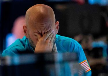El dólar blue bajó hasta los $252 y la brecha cambiaria roza el 100%