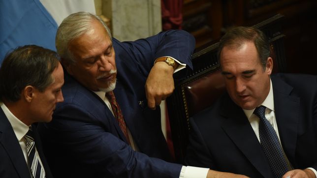 Calos Espínola, Juan Carlos Romero (Provincias Unidas) junto al secretario parlamentario, Agustín Giutinian. Este bloque es clave en el futuro de la Corte Suprema. 