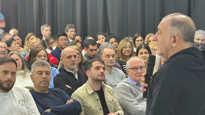 Luis Juez arenga a los dirigentes del Frente Cívico de la ciudad de Córdoba. En primera fila lo observa su hijo, Martín Juez.