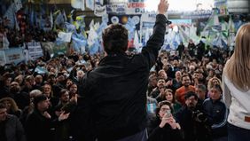 Axel Kicillof festeja con la militancia en La Matanza