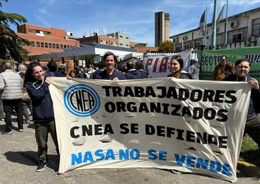 Protesta frente a la CNEA por el ajuste de Javier Milei