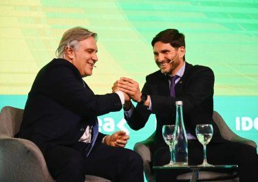 En tu cara Vaca Muerta: detrás de Buenos Aires, Santa Fe yCórdoba lideran las exportaciones por provincia. En la foto, los gobernadores Llaryoray Pullaro.