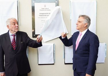 Archivo: Luis Angulo y Martín Llaryora, durante la inauguración del edificio de Tribunales en Villa Carlos Paz