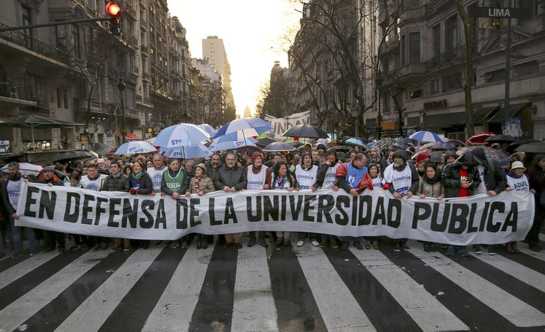 Marcha en defensa de las universidades públicas