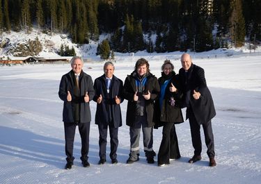 En Davos, Javier Milei junto a Pablo Quirno, Toto Caputo, Karina Milei y Federico Sturzenegger.