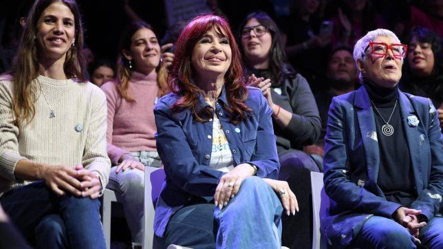 En el día de la revolución, Cristina Fernández de Kirchner tarareó su nueva canción. En el día de la revolución, Cristina Fernández de Kirchner tarareó su nueva canción.