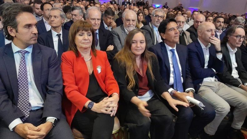 Osvaldo Giordano, en el extremo derecho, en la primera fila del acto que proclamó la llegada de Carlos Melconian y la Fundación Mediterránea al equipo de Patricia Bullrich. 