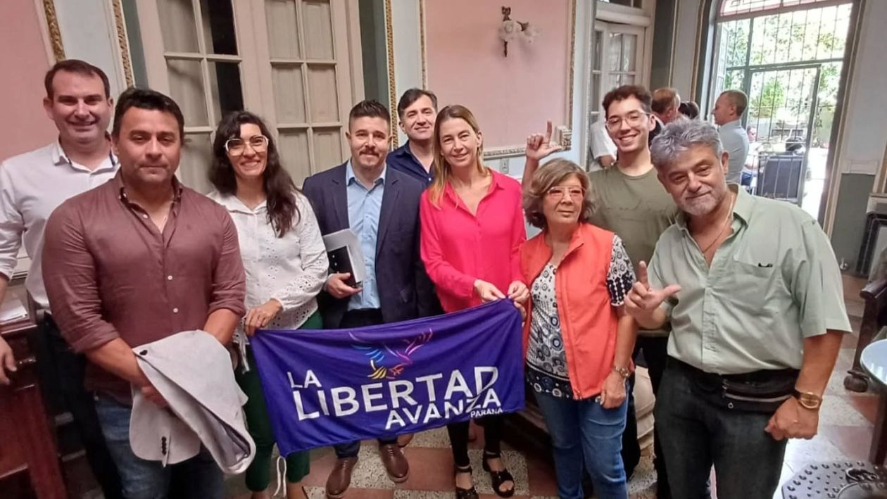 Romina Almeida, al centro, de camisa roja, es candidata a senadora en la lista de La Libertad Avanza en Entre Ríos.