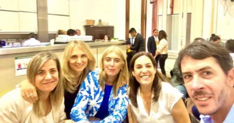 Martín Berhongaray, de la UCR de La Pampa, estuvo en el Congreso el día en que se votó la suspensión de las PASO. Con las diputadas nacionales Gabriela Brower, Marcela Antola, Danya Tavela y Carla Carrizo (CABA).