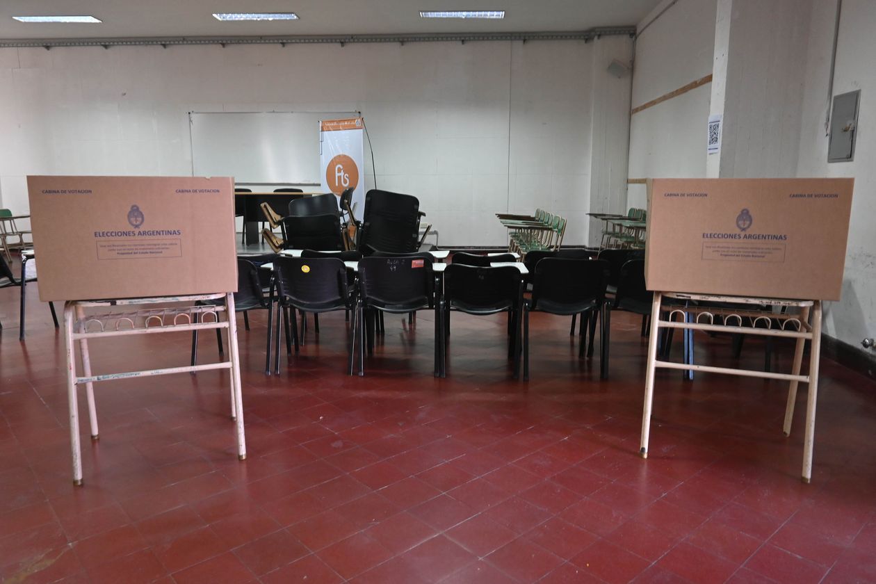 Para votar con la Boleta Única de Papel se cuenta con un biombo de cartón detrás del cual marcar y doblar la boleta.