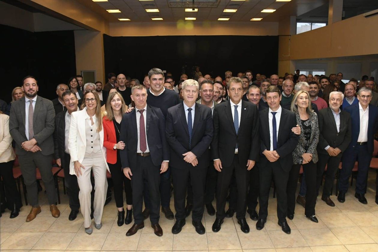 Unidad nacional: Sergio Massa y el gobernador Sergio Ziliotto hicieron una foto con intendentes e intendentas de todos los puntos de la provincia y de todas las fuerzas partidarias.