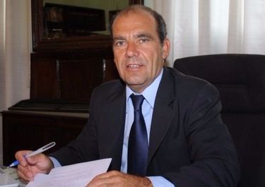 Para sumar votos un diputado explica “casa por casa” cómo cortar boleta