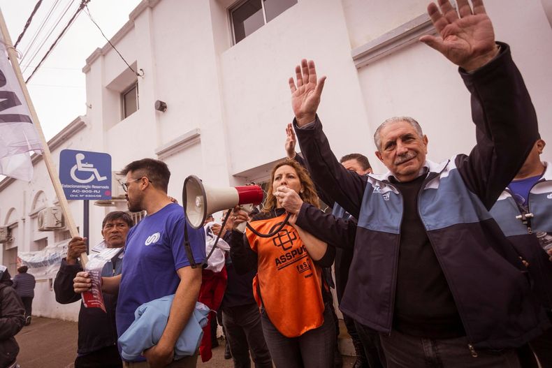 Los gremios UPCN y ASSPUR unificaron reclamo en la capital de Río Negro.&nbsp;