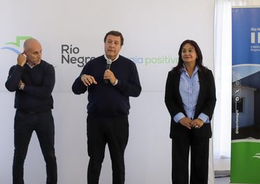 Alberto Weretilneck y la intendenta de Sierra Grande, Roxana Fernández. El oleoducto de YPF ilusiona a Río Negro.