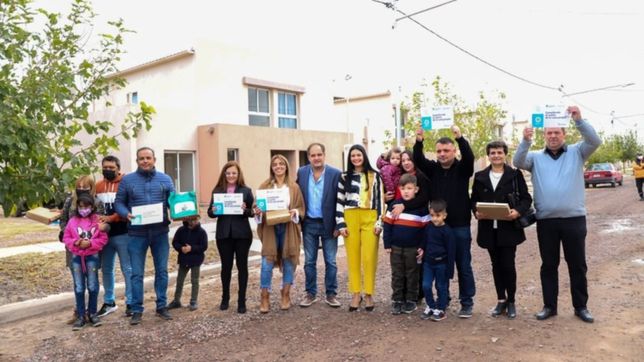 entregaron viviendas y creditos para la construccion en mendoza