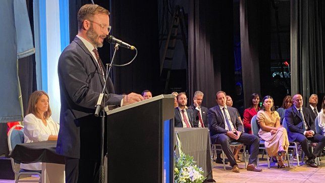 Francisco Azcué dio apertura a su segundo período ordinario de sesiones legislativas en el Concejo Deliberante de Concordia, este jueves por la noche en el Teatro Odeón.