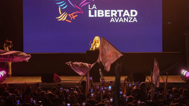 Karina Milei da un discurso en Parque Lezama.
