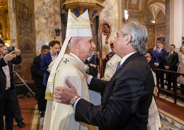 El presidente Alberto Fernández y el cardenal Mario Poli se saludan en la catedral porteña