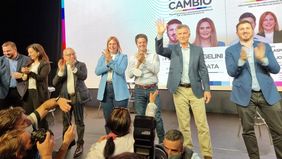 Gisela Scaglia y Federico Angelini junto a Mauricio Macri en la campaña de 2021