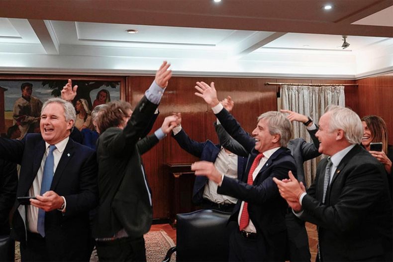 Toto Caputo celebra la llegada de los dólares del FMI y otros organismos multilaterales.