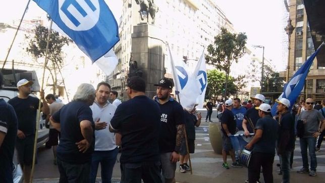 caos y pinas en la legislatura por una protesta de trabajadores de garages caos y pinas en la legislatura por una protesta de trabajadores de garages