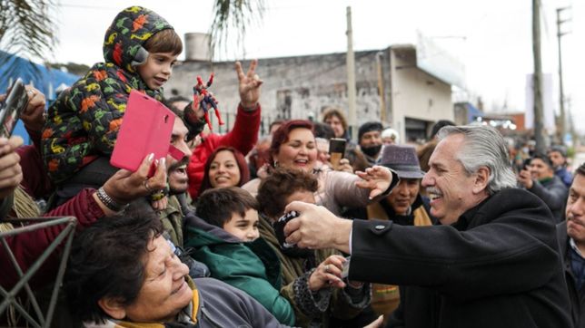 clamor de utileria y calor de conurbano en el kilometro 0 del presidente renacido