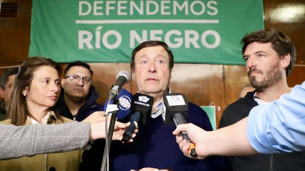 El gobernador de Río Negro, Alberrto Weretilneck en Cipolletti, junto al intendente Rodrigo Bueteler.  