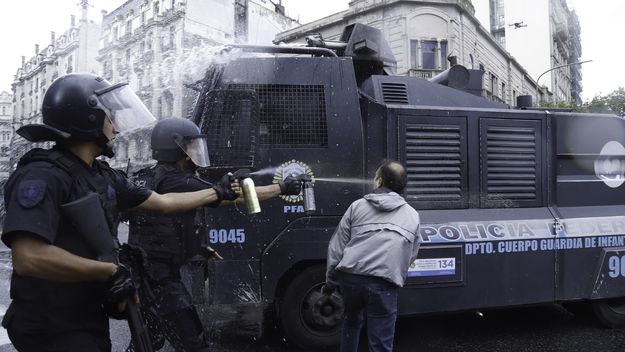 La represión en la marcha de jubilados ordenada por Patricia Bullrich. 