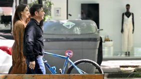 Axel Kicillof con su esposa, Soledad Quereilhac, el domingo de las elecciones nacionales, yendo a votar. Esa misma noche volvió a estallar la interna, que estaba en pausa.