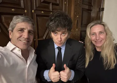 Luis Caputo, Javier Milei y Karina Milei. 