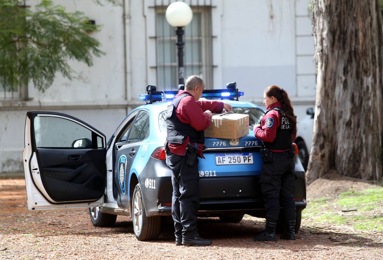 Peritos trabajan en la escena del crimen de Pablo Barbieri, el militante de Javier Milei apuñalado en Palermo.