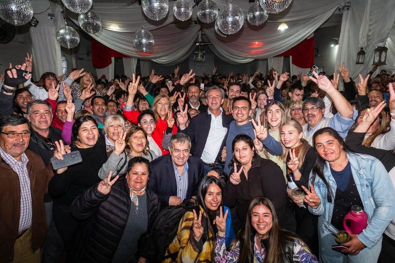 El candidato a gobernador, Adán Bahl, y la candidata a intendenta, Rosario Romero, en el&nbsp;acto en el Club Atlético Paraná.